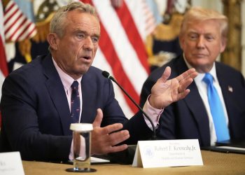 Τι συμβαίνει στην κυβέρνηση Τραμπ; Έδιωξαν σύμβουλο που τόλμησε να μιλήσει κατά των mRNA εμβολίων